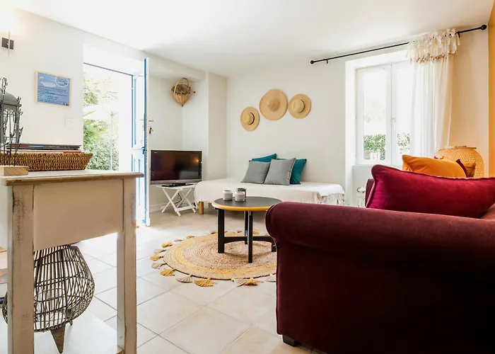 évasion En De Charme Avec Jardin, Piscine Chauffée Et Proche Plages – - Fr-1-306-1271 *